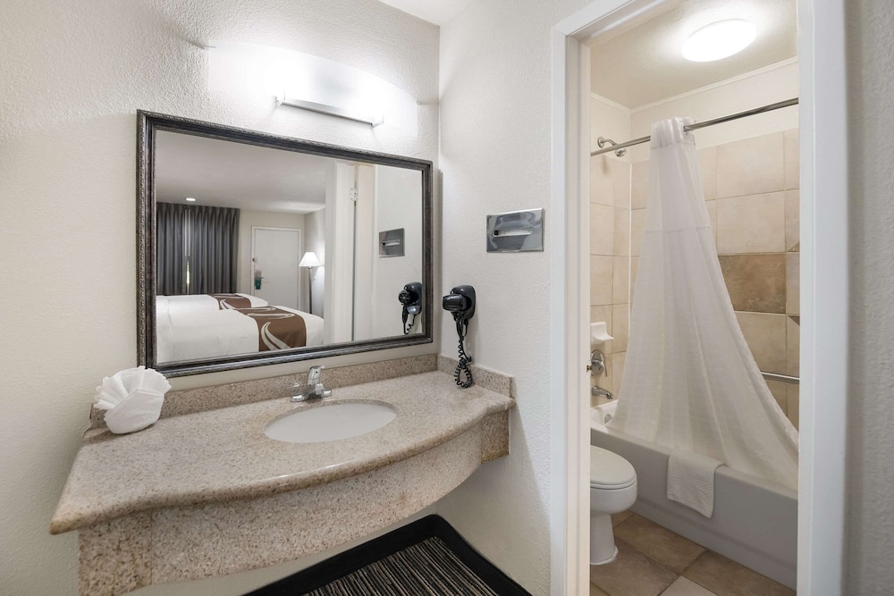 Standard Room, 2 Queen Beds, Non Smoking - Photo 4