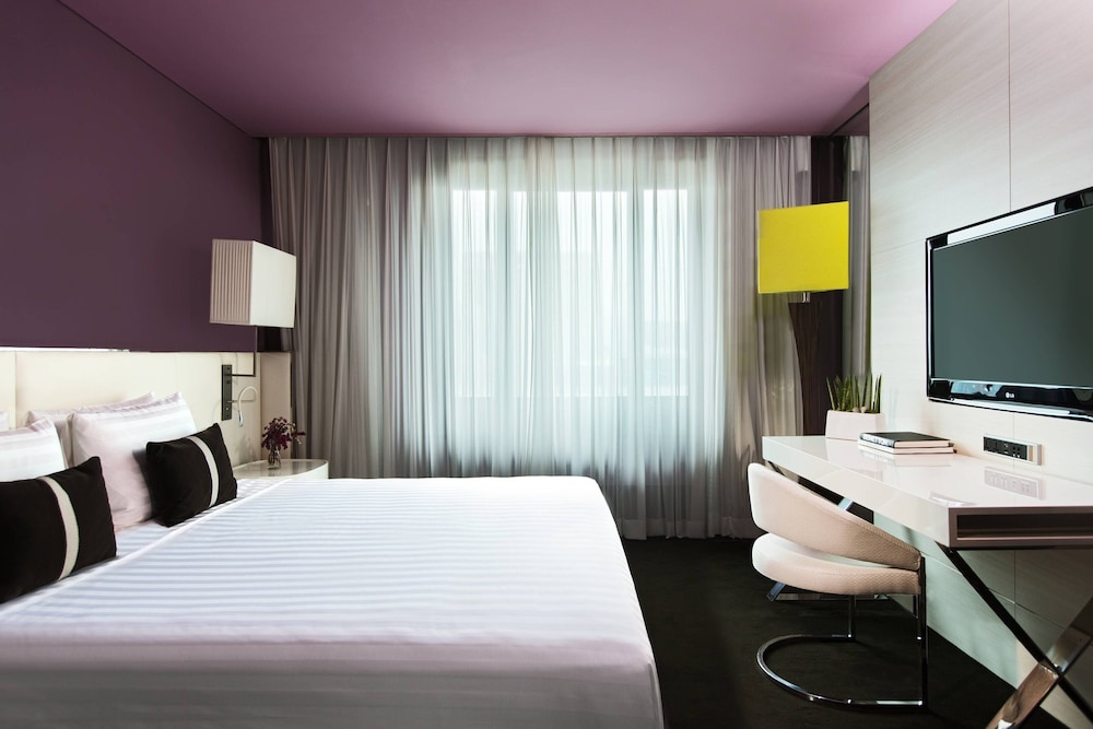 Club Suite, 1 King Bed, City View - Photo 2