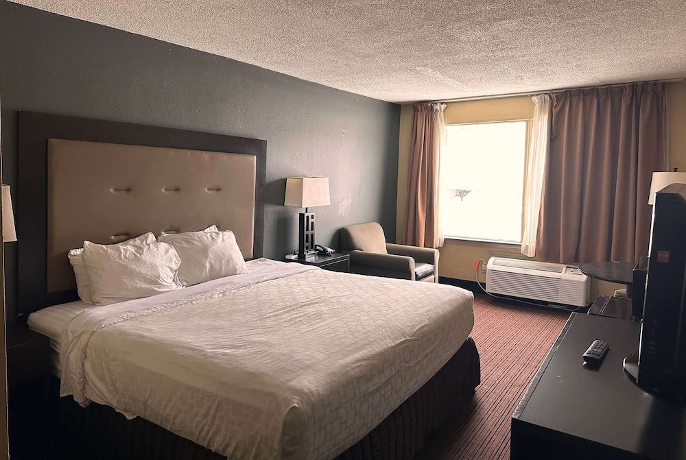 Room, 1 King Bed, Non Smoking - Photo 2