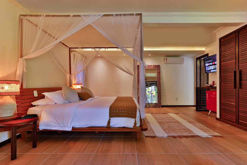 Quarto casal superluxo, banheira de hidromassagem, vista para o jardim