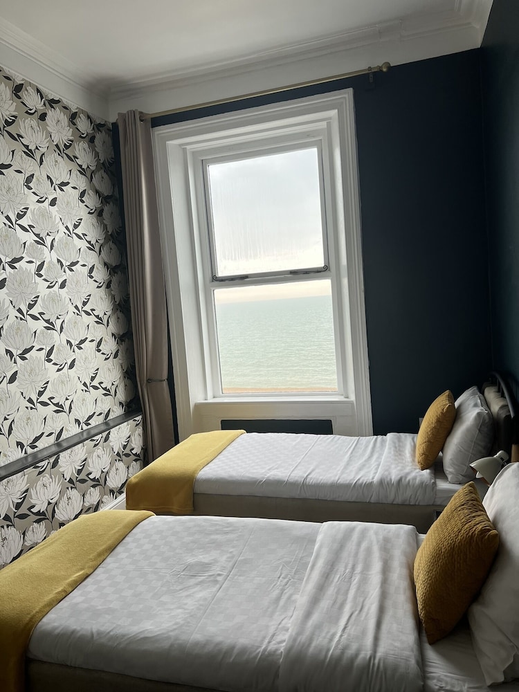Twin Room, Ensuite, Sea View photo 2