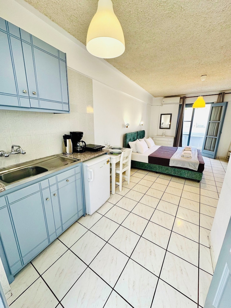 Standard Studio, 1 Double or 2 Twin Beds, Partial Sea View - Photo 2
