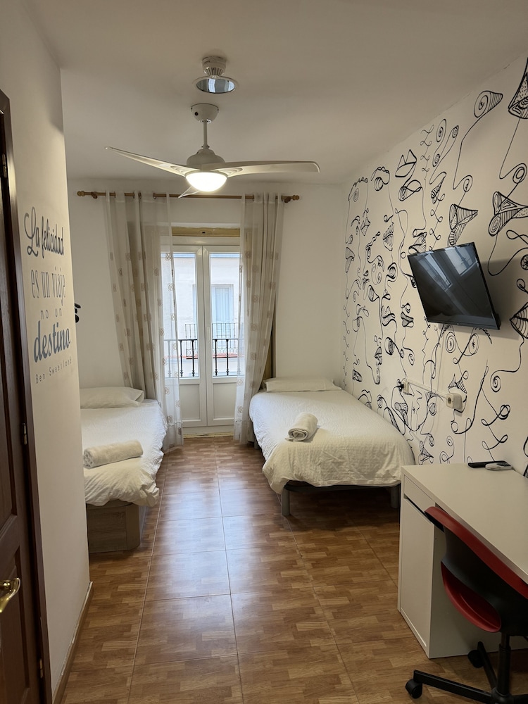 Economy Twin Room, 2 Twin Beds, Private Bathroom
