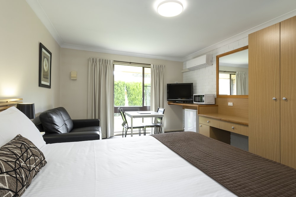 Classic Room, 1 Queen Bed, Ground Floor photo 2
