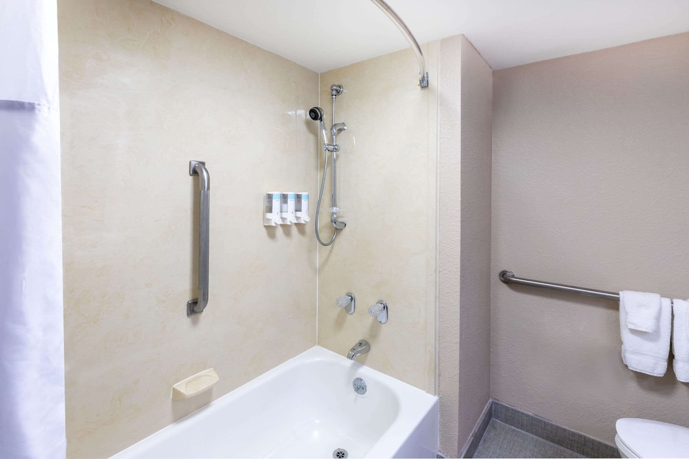 Room, 1 King Bed, Accessible, Non Smoking (Mobility/Hearing Impaired) - Photo 7