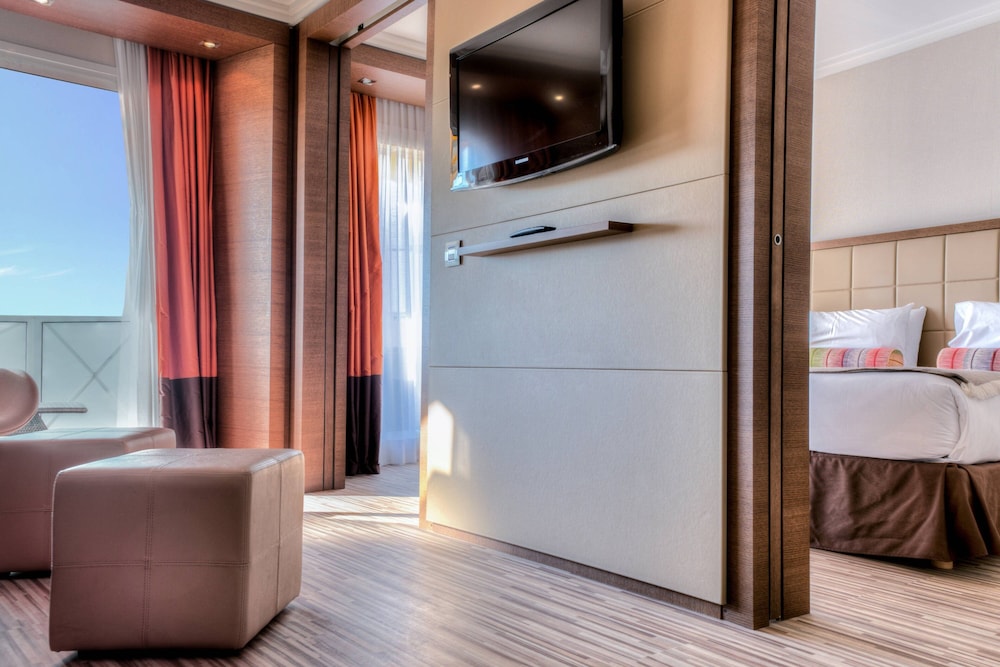 Family Suite, 1 Queen Bed with Sofa bed, Balcony (Balcony) photo 3
