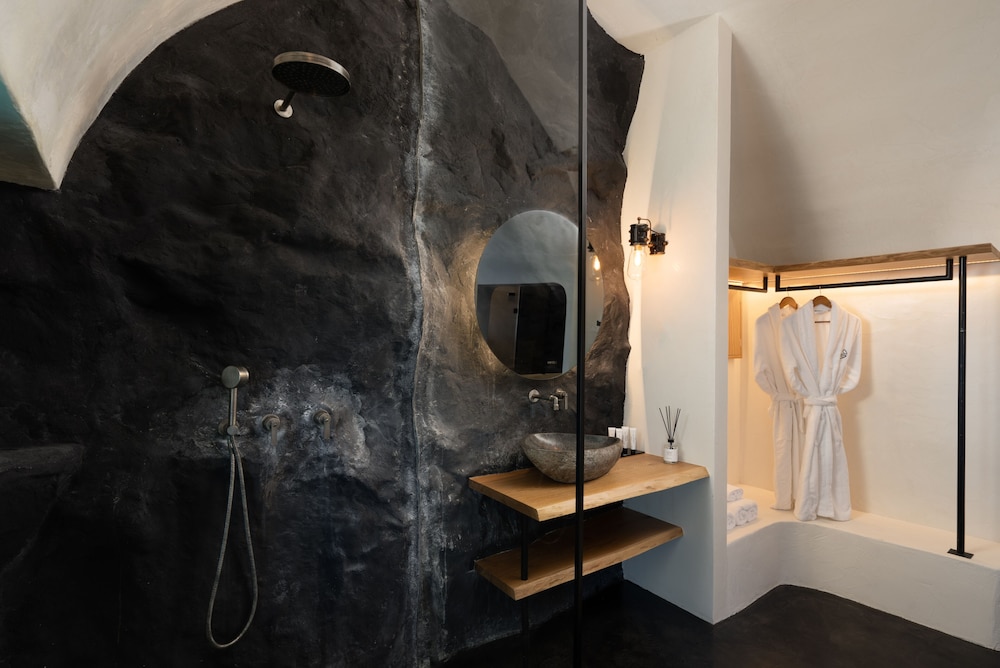 Executive Honeymoon Cave with Caldera View, Outdoor and Indoor Hot Tub - Photo 9
