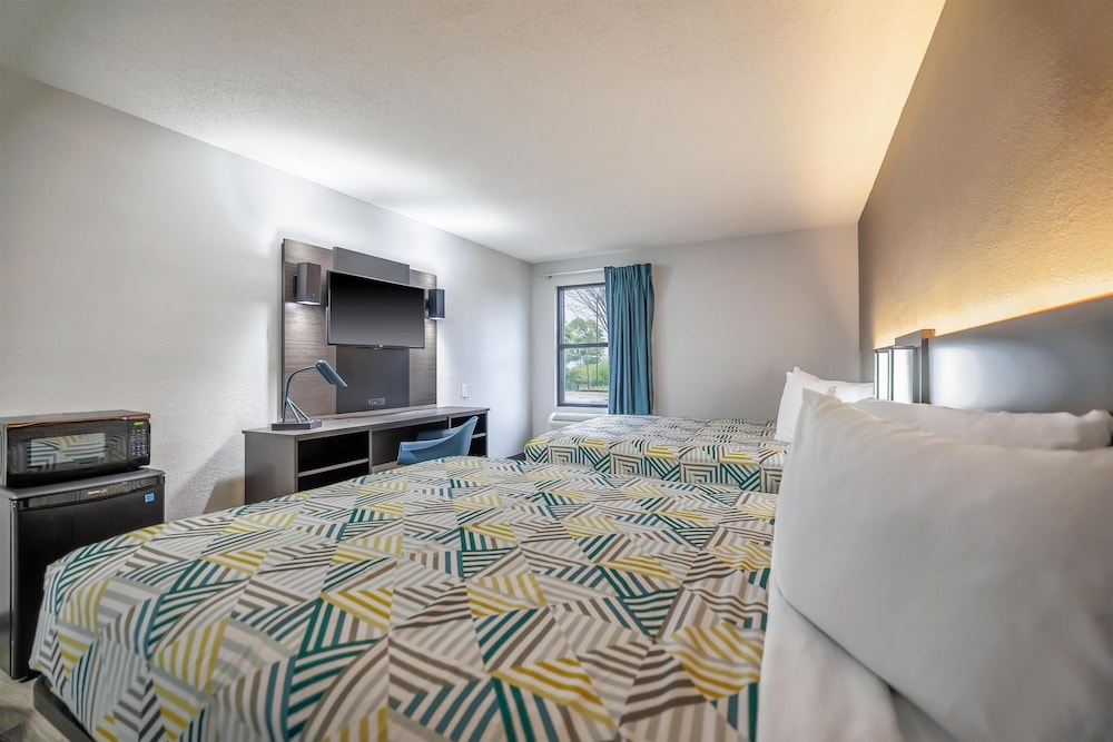 Deluxe Room, 2 Queen Beds, Non Smoking, Refrigerator & Microwave - Photo 3