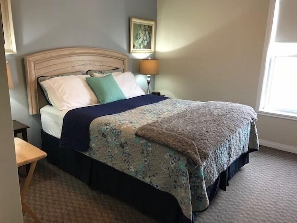 Standard Room, 1 Queen Bed photo 2