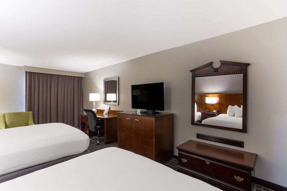 Standard Room, 2 Queen Beds, Balcony, Pool View (2nd Floor) photo 3