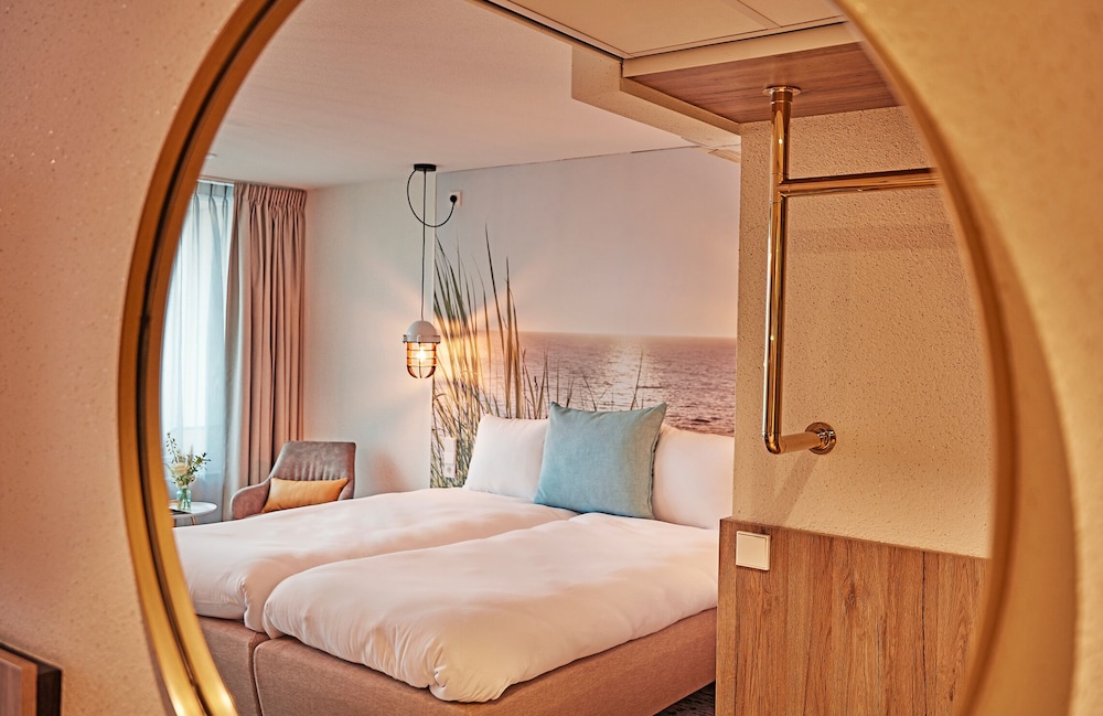Comfort Double or Twin Room, 1 King Bed, Partial Ocean View photo 2