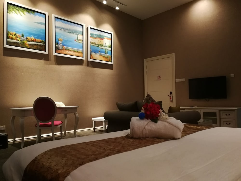 Exclusive Room, 1 King Bed, Balcony, Mountain View