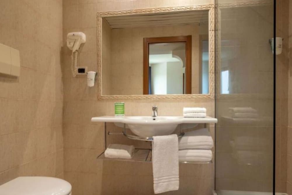 Comfort Room, 1 Queen Bed, Smoking (Converts to 2 Twin Beds) - Photo 4