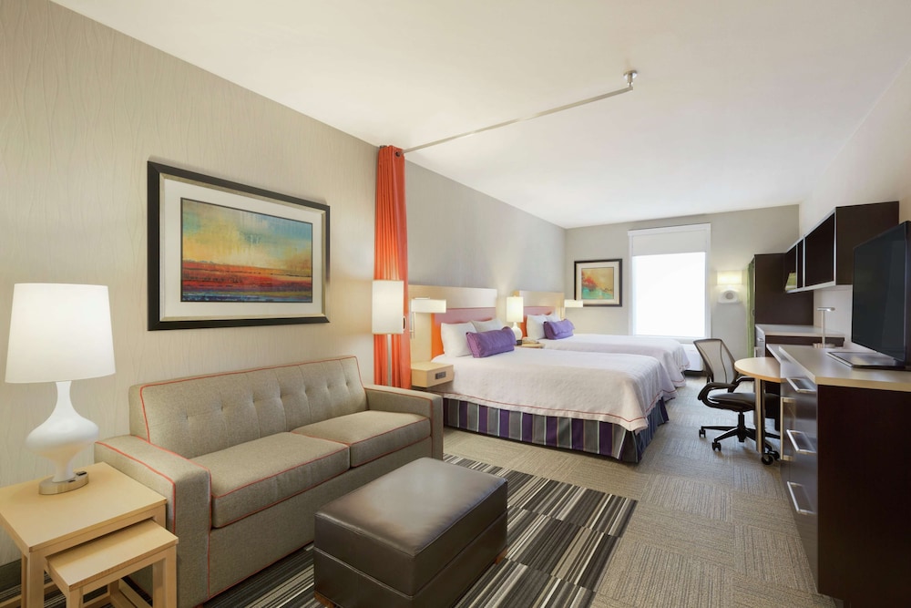 Studio, 1 Queen Bed with Sofa bed, Accessible photo 3