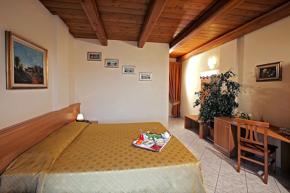 Standard Double or Twin Room photo 1