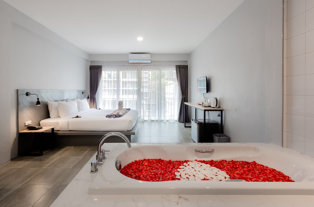 Deluxe Room, Bathtub - Photo 15