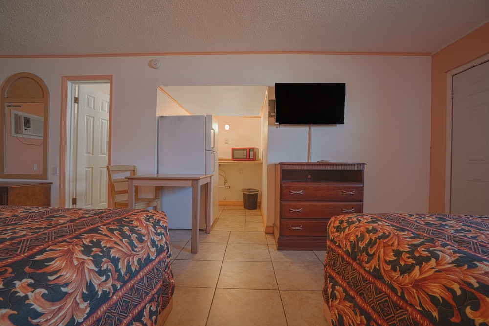 Room, Multiple Beds - Photo 8