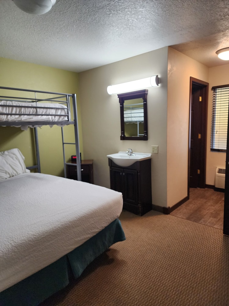 Family Room, Multiple Beds, Non Smoking, Microwave (Bunk 2 Bath) photo 3