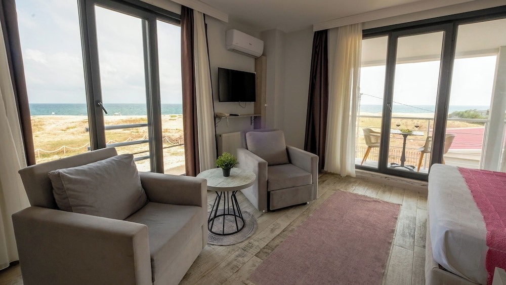 Deluxe Room with Balcony Sea View - Photo 10