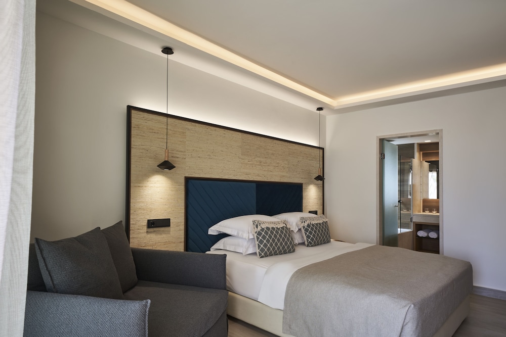 Premium Double Room Inland View thumbnail 5