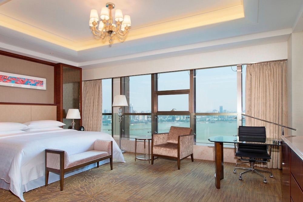 Club Room, 1 King Bed, River View photo 1