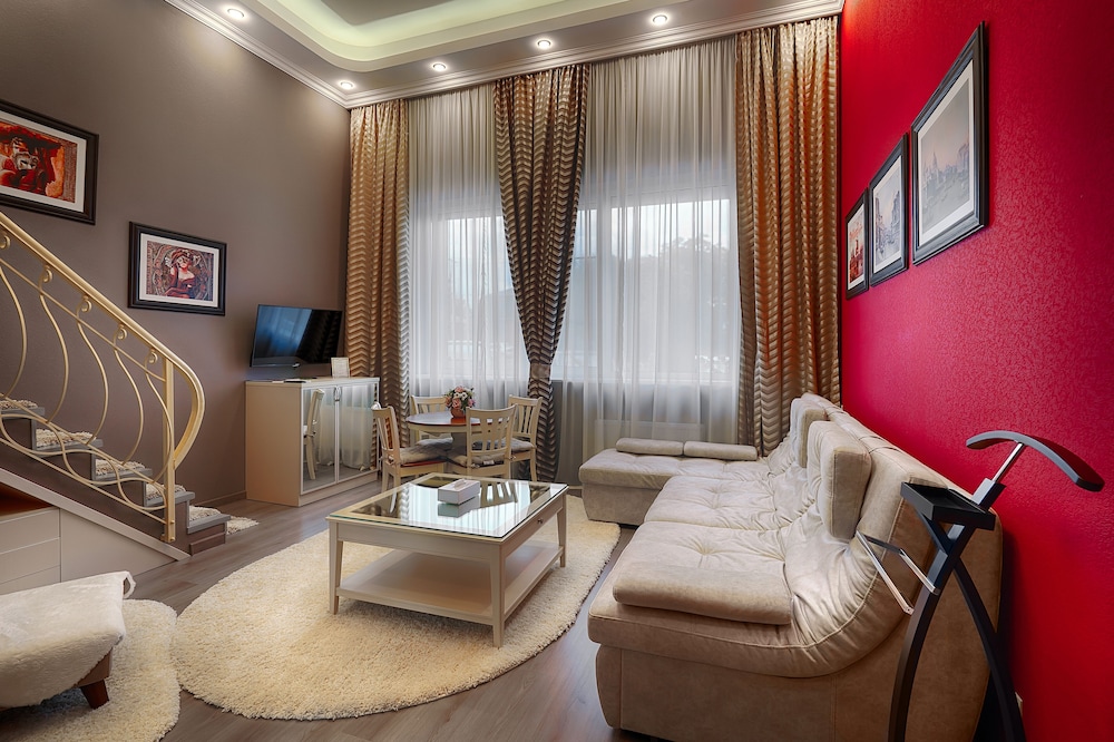 Suite, Jetted Tub (Plus)