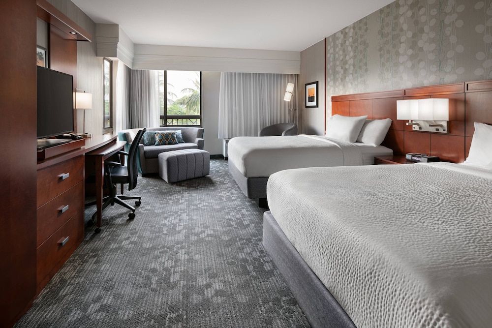Deluxe Room, Multiple Beds - Photo 1