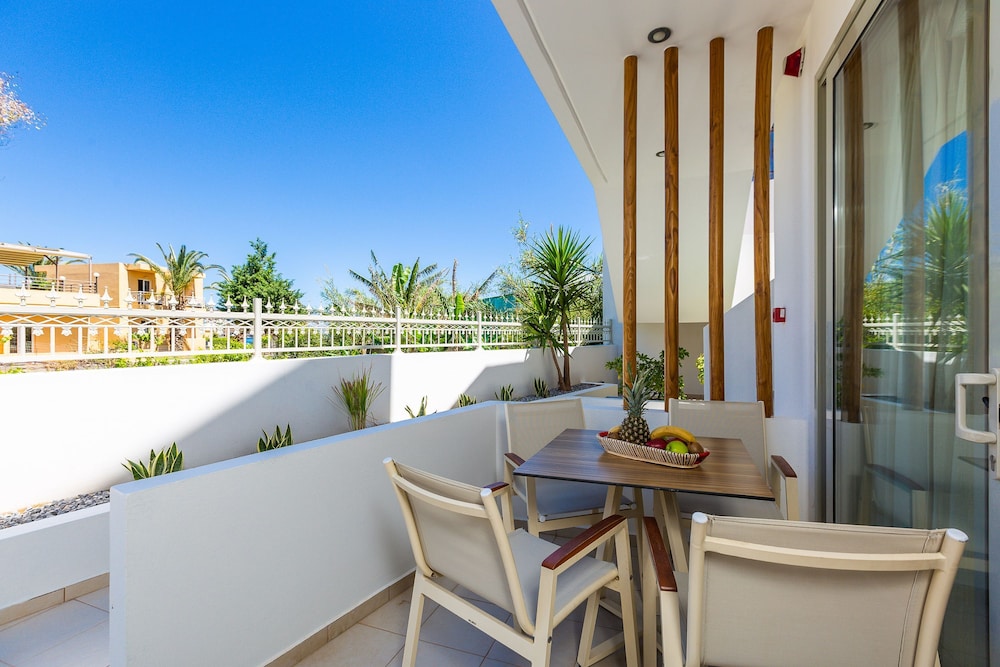 Superior Room with Garden View - Photo 9