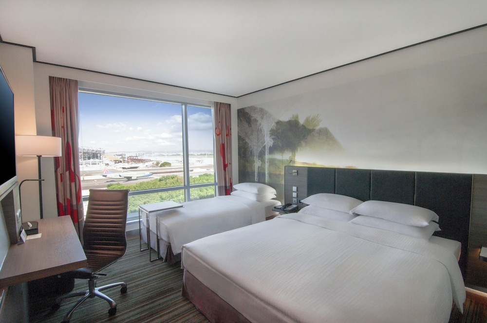 1 King bed and 1 Single bed Family Room with Airport View photo 2