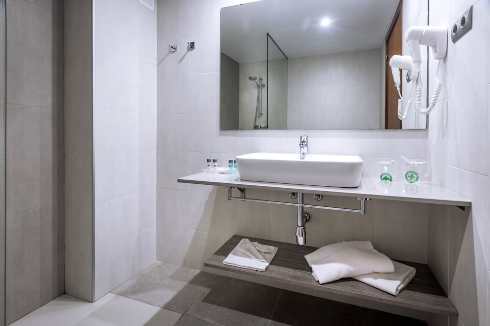 Standard Quadruple Room, Balcony (2 Adultos + 2 Children) Standard Quadruple Room, Balcony (2 Adultos + 2 Children)
