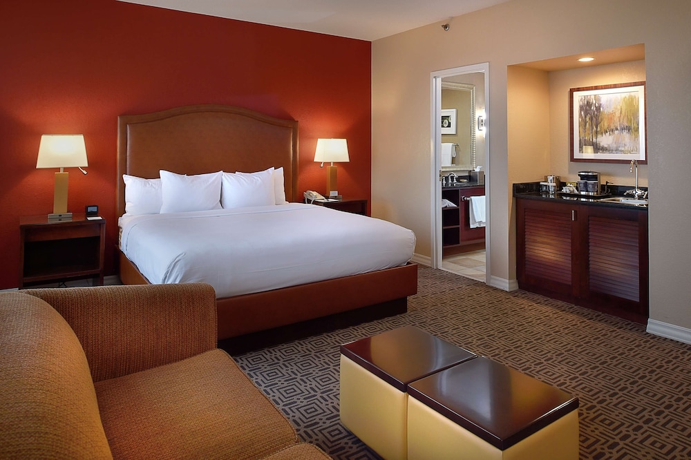 Junior Suite, 1 King Bed, Non Smoking photo 1