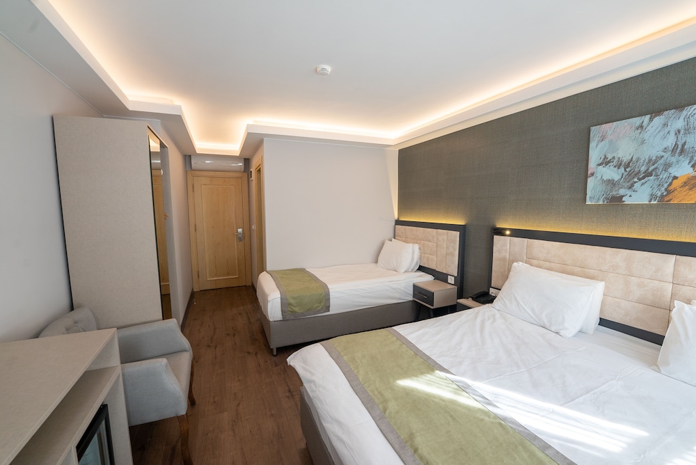 Deluxe Triple Room photo 3