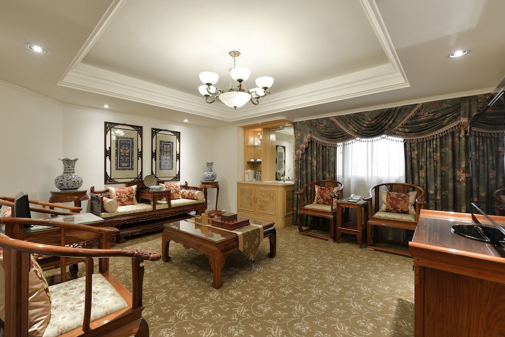 Deluxe Suite, 1 King Bed - Photo 2