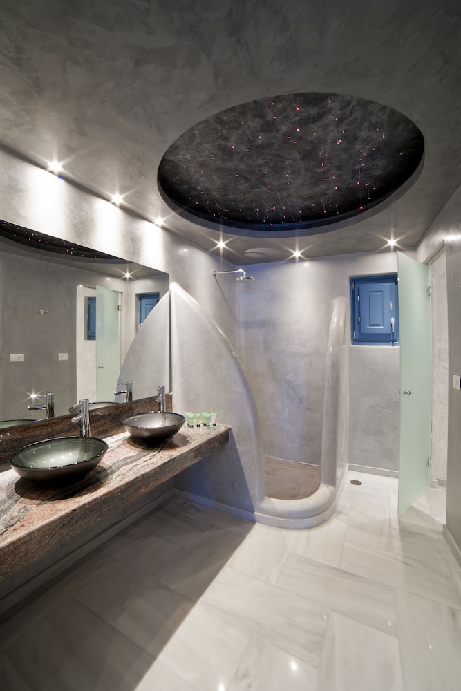 Suite, Jetted Tub - Photo 10