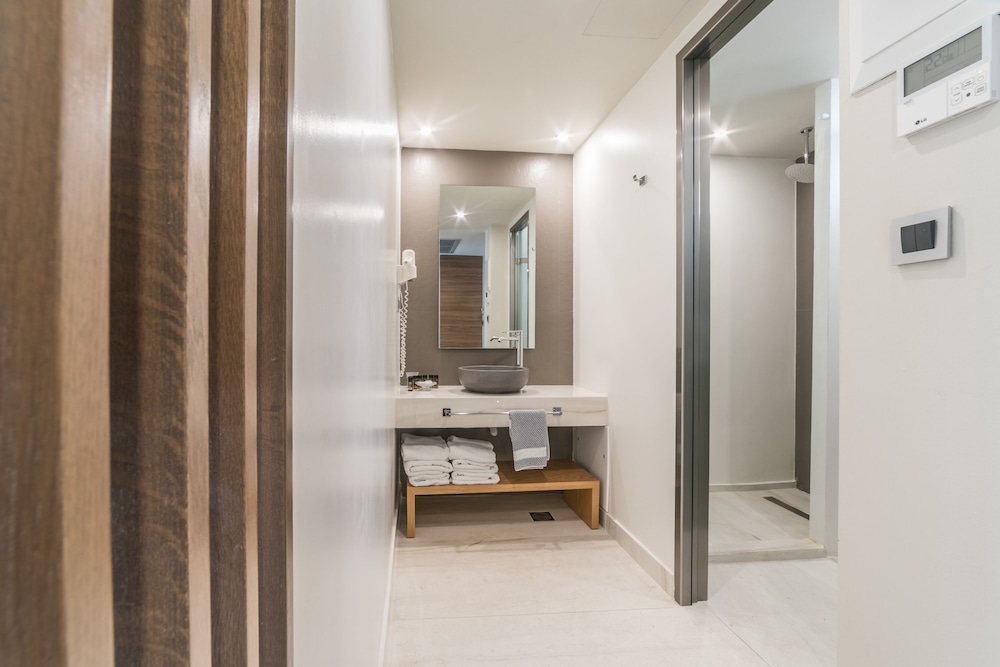 Superior Quadruple Room - Photo 9