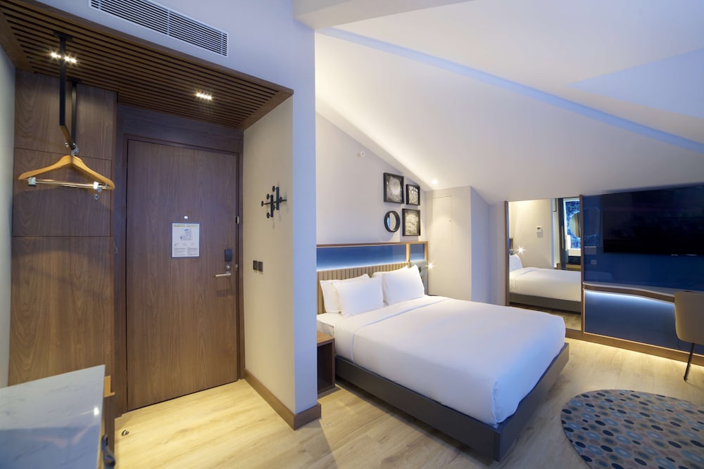 Room, 1 Queen Bed, Terrace thumbnail 6