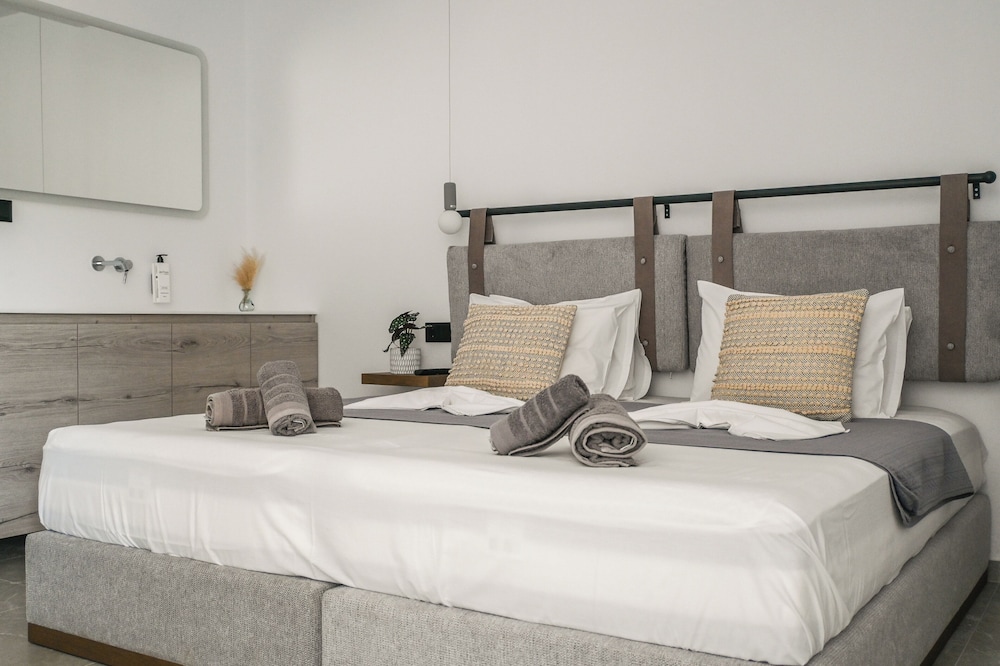 Junior Studio Suite, Balcony, Pool View