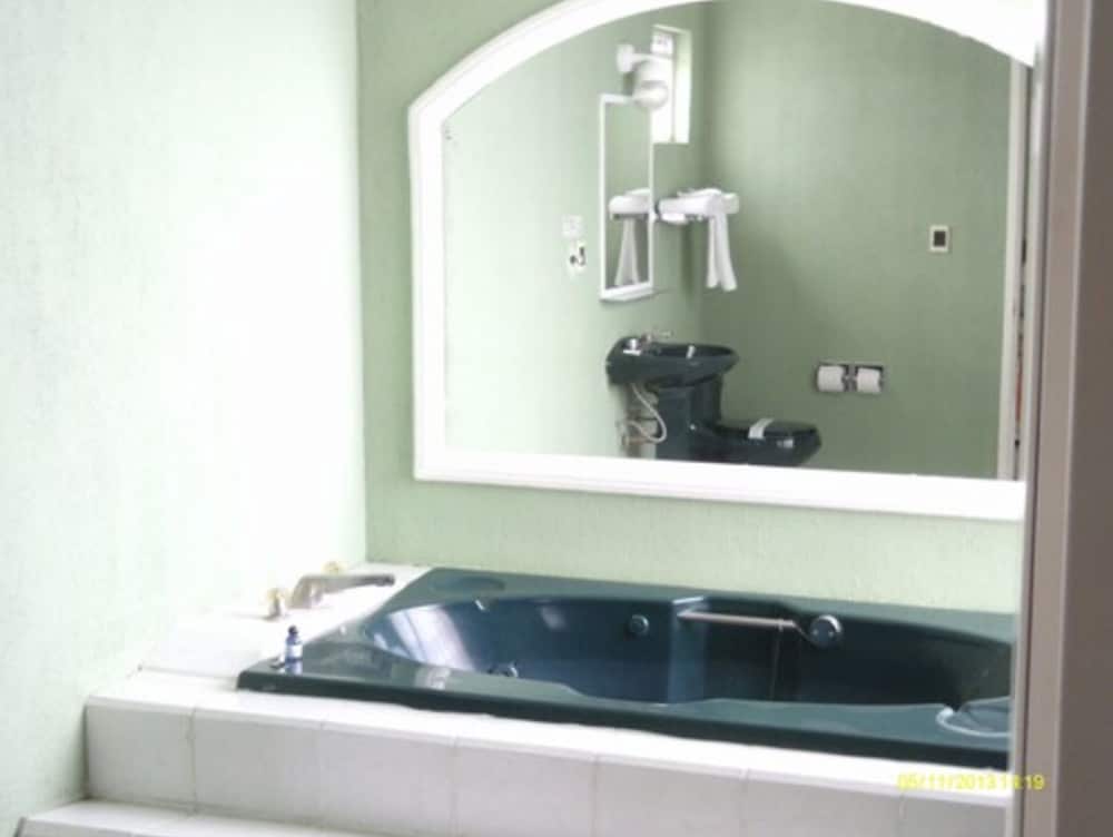 Suite, Hot Tub photo 3