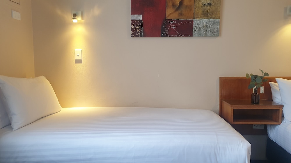 Queen Room Plus One - Photo 3