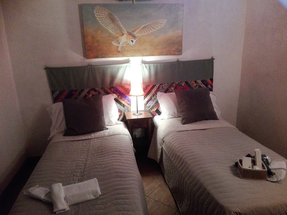 Basic Twin Room, 2 Twin Beds photo 3