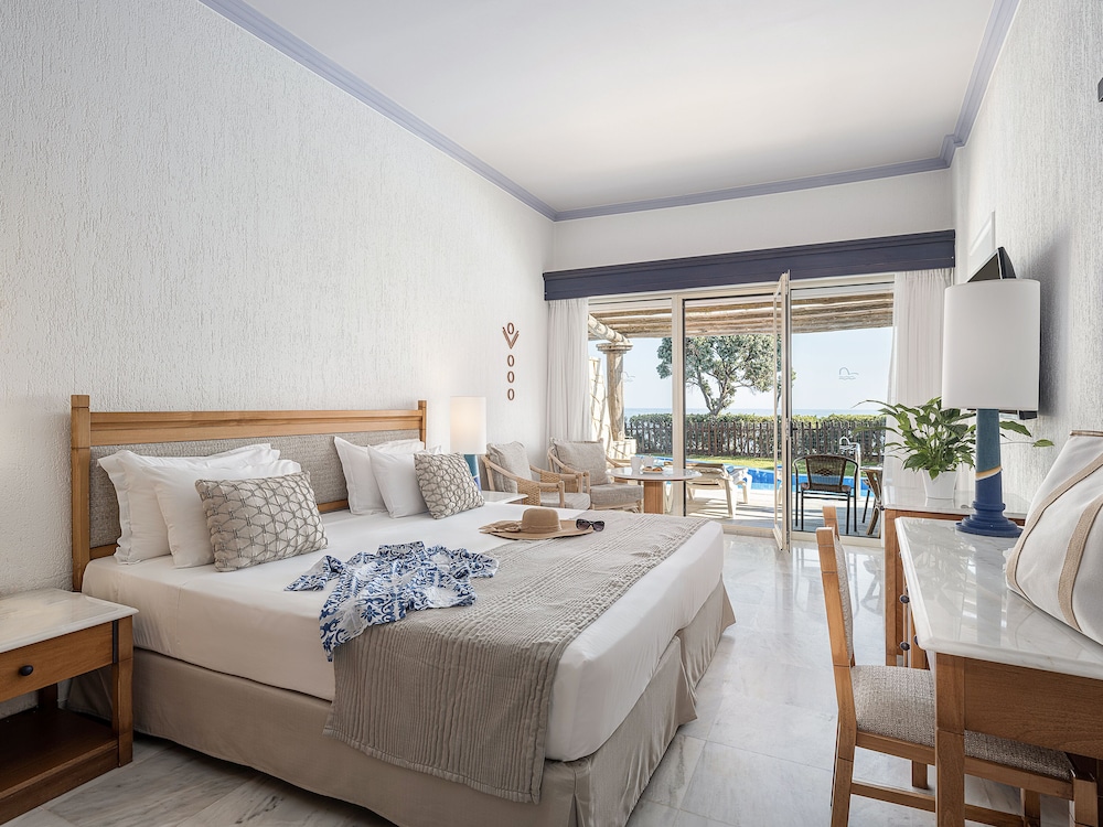 Deluxe Room, 1 Bedroom, Pool Access photo 1