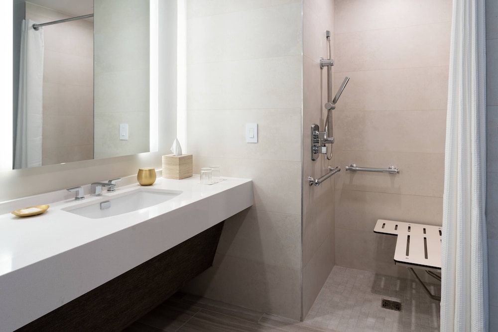 Room, 2 Queen Beds (Mobility Accessible, Transfer Shower) thumbnail 5