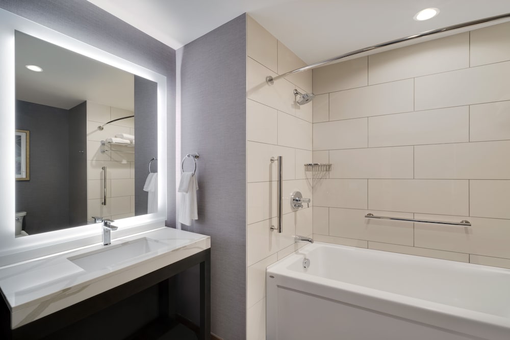 Suite, 1 Bedroom, Accessible (Roll-In Shower)