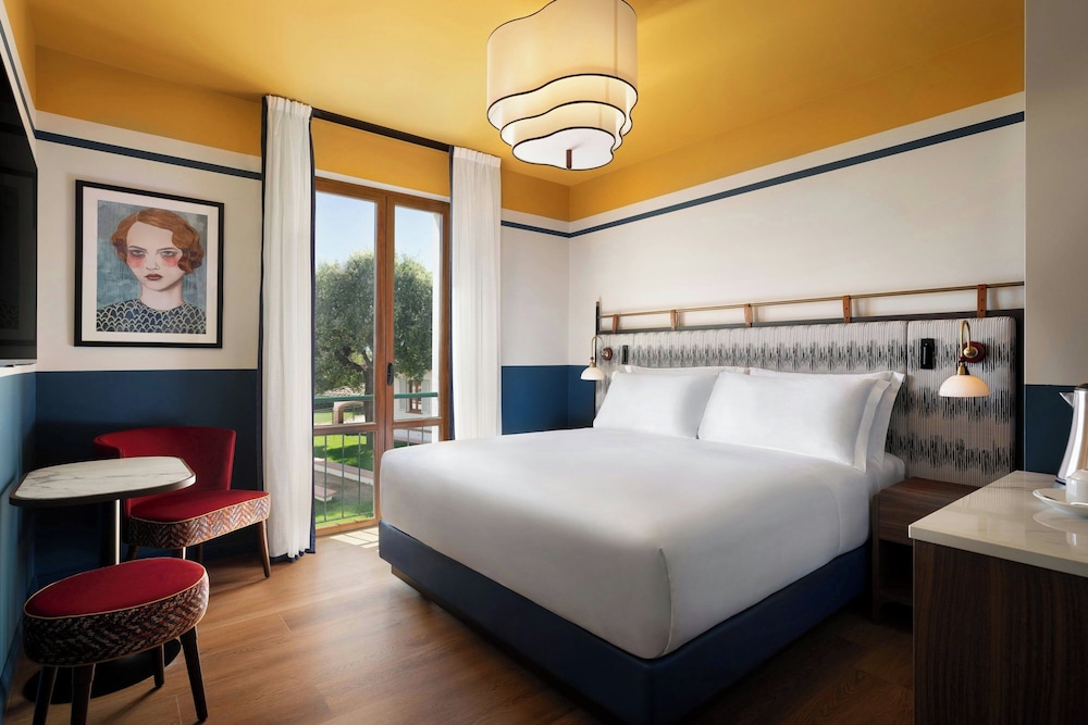 Deluxe Room, 1 King Bed, Garden View - Photo 7