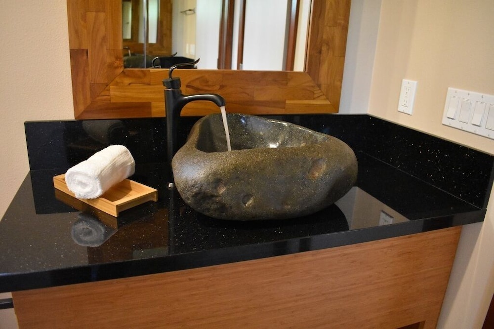 Luxury Studio Suite, 1 King Bed, Beach View, Oceanfront Lehua photo 3