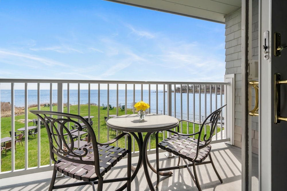 Oceanfront Double (Oceanview, Balcony) photo 2