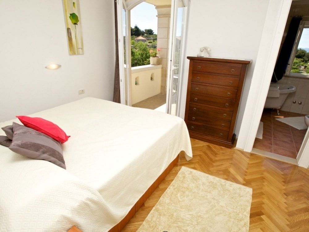 Villa photo 2