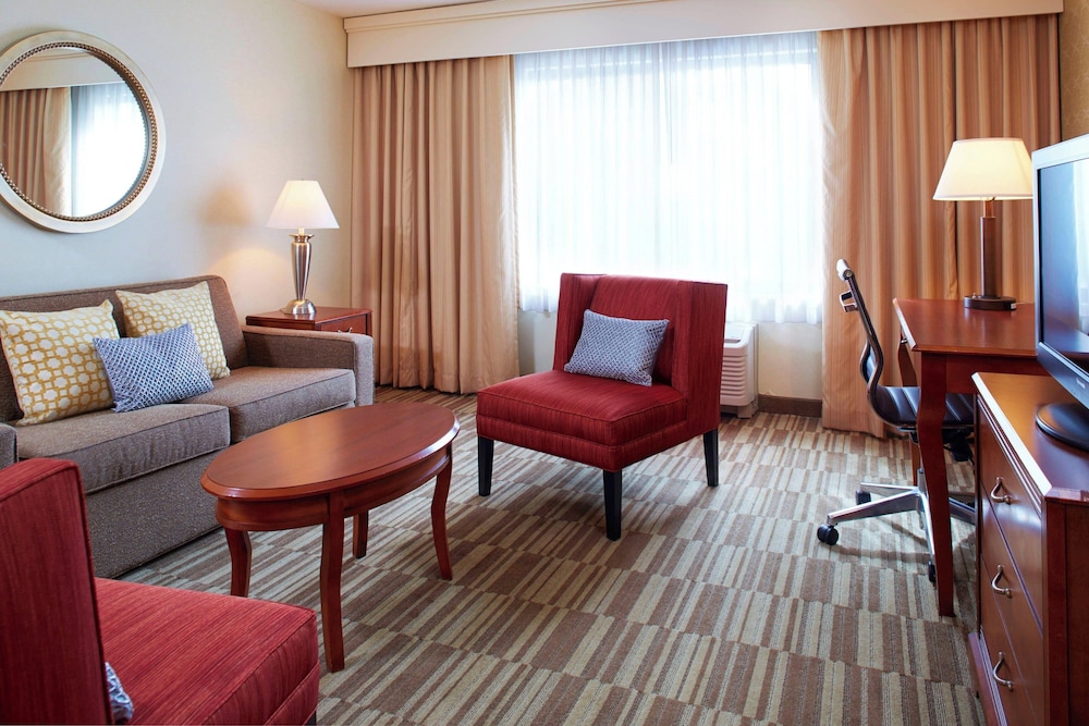 Suite, 1 Bedroom, Balcony (Mobility/Hearing Accessible, Tub) photo 2