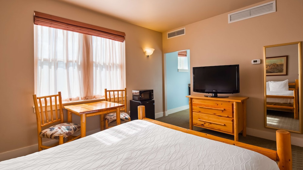 Standard Room, 1 Queen Bed, Non Smoking, Refrigerator & Microwave (2nd Floor) photo 2