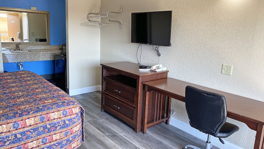 Room, 1 King Bed, Smoking photo 3